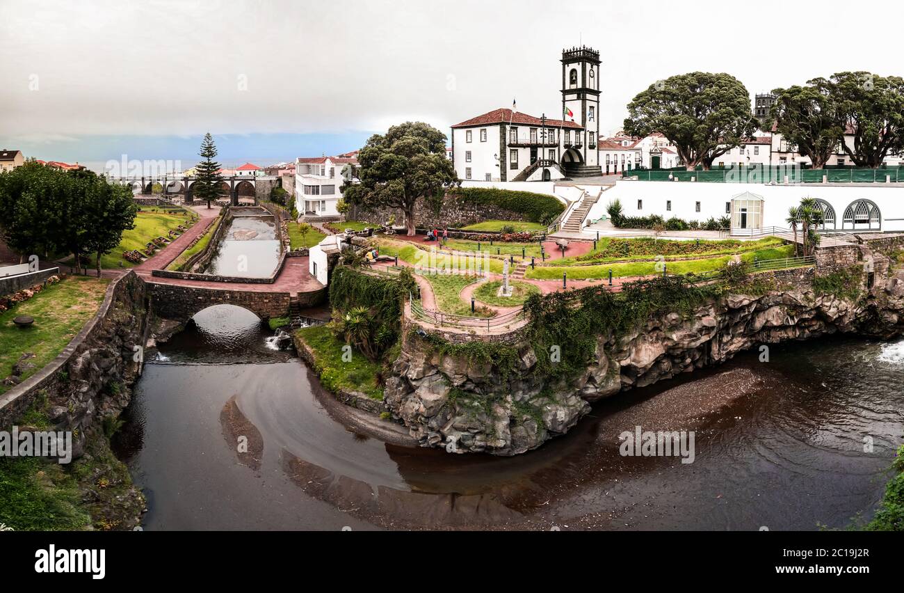 Vue panoramique sur la commune et la place centrale de Ribeira Grande, Sao Miguel, Açores, Portugal Banque D'Images