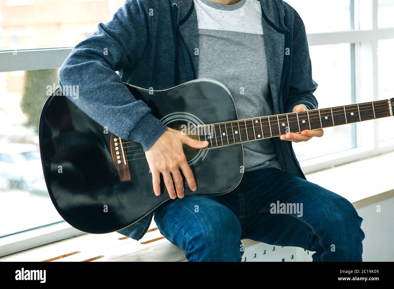 Le guitariste joue de la guitare. Ou une personne apprend à jouer de la guitare. Banque D'Images