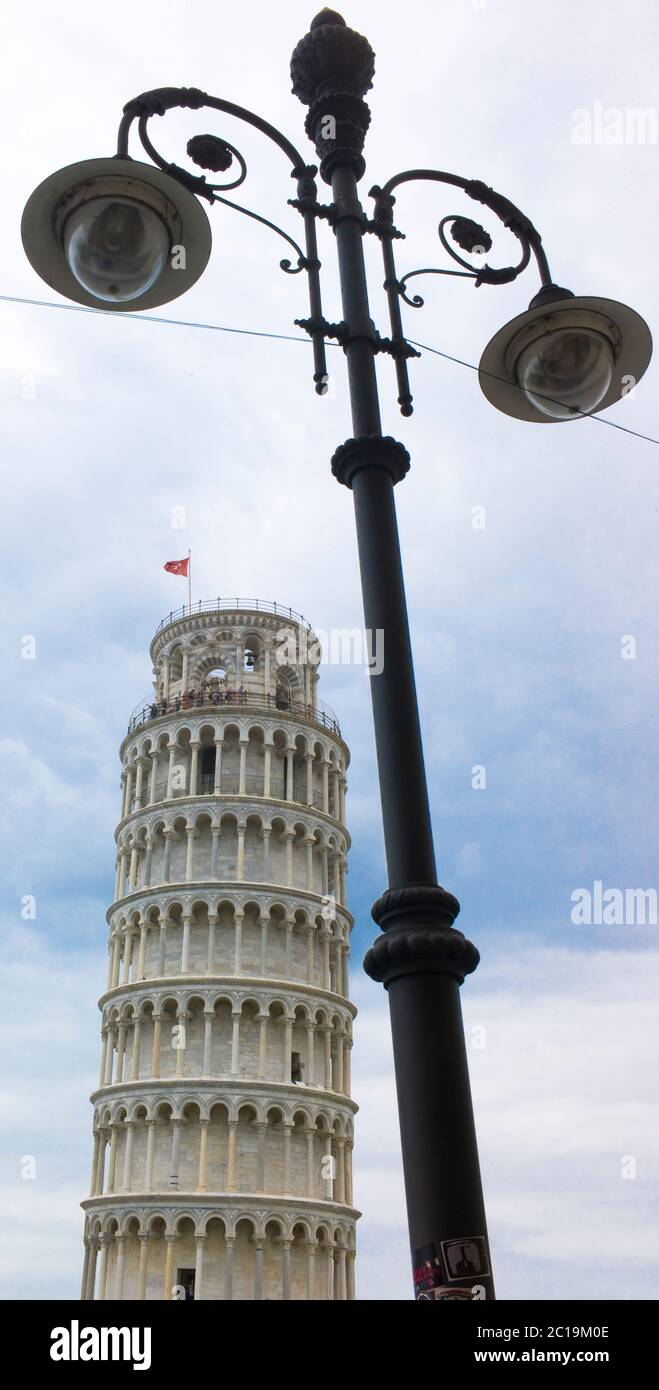 Tour de Pise à côté d'un lampadaire. Les deux sont de travers Banque D'Images