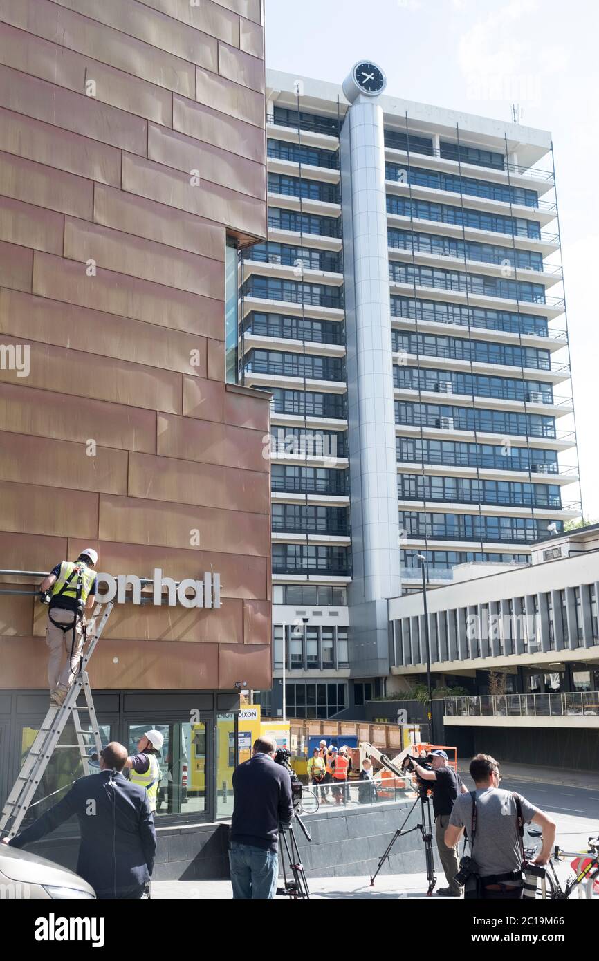 Bristol, Royaume-Uni. 15 juin 2019. Le panneau pour le Colston Hall est retiré aujourd'hui. Edward Colston a été une figure controversée dans l'histoire de Bristol, en 2018 le conseil d'administration de Colston Hall a décidé que Colston était une marque toxique et a décidé de changer le nom de ce lieu prestigieux. Les Black Lives Matter Protest où la statue de Colston a été lancée dans le port a stimulé la suppression de son nom de la salle. Colston Tower où le nom a été retiré la semaine dernière en arrière-plan. Crédit : M. Standfast/Alay Live News Banque D'Images