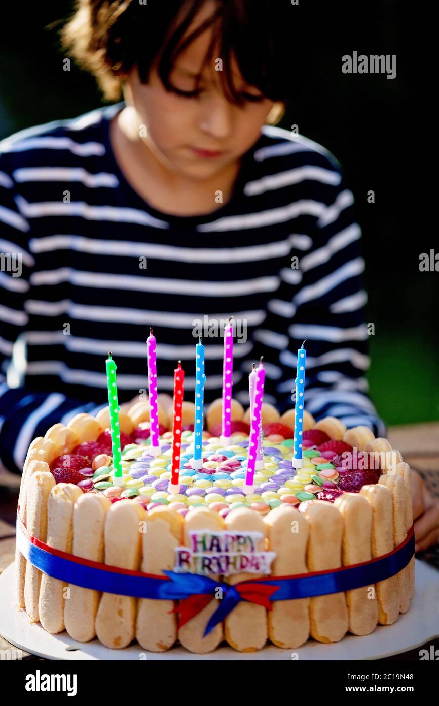 Doux Preadolescent Celebrant Son Anniversaire Avec Un Gateau Colore Dehors Assis Sur Le Banc Photo Stock Alamy