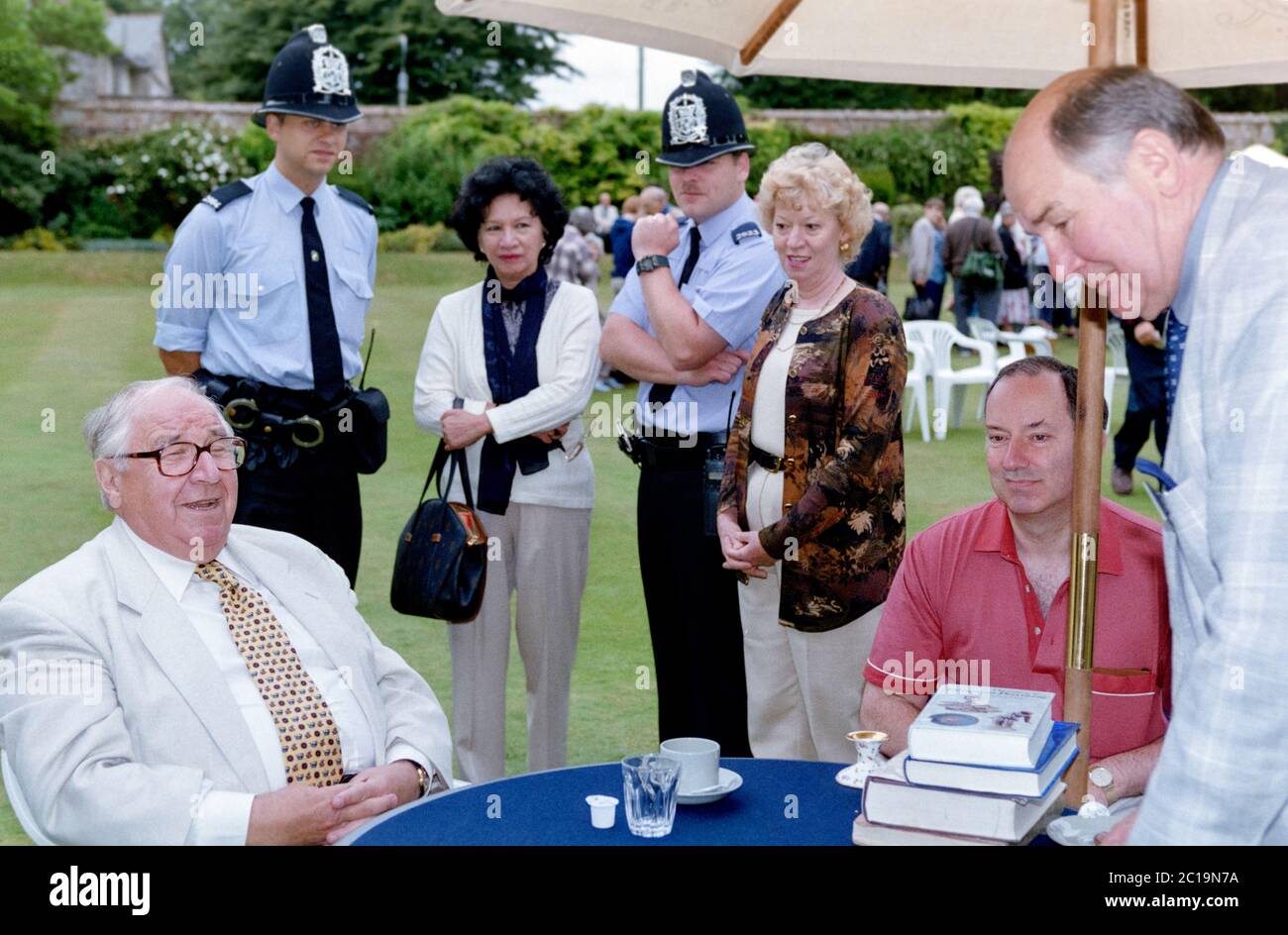 Henry Sandon donne une évaluation pendant le tournage de BBC antiques Roadshow de Winchester College, Winchester, Hampshire, Angleterre, Royaume-Uni - 1999. Banque D'Images