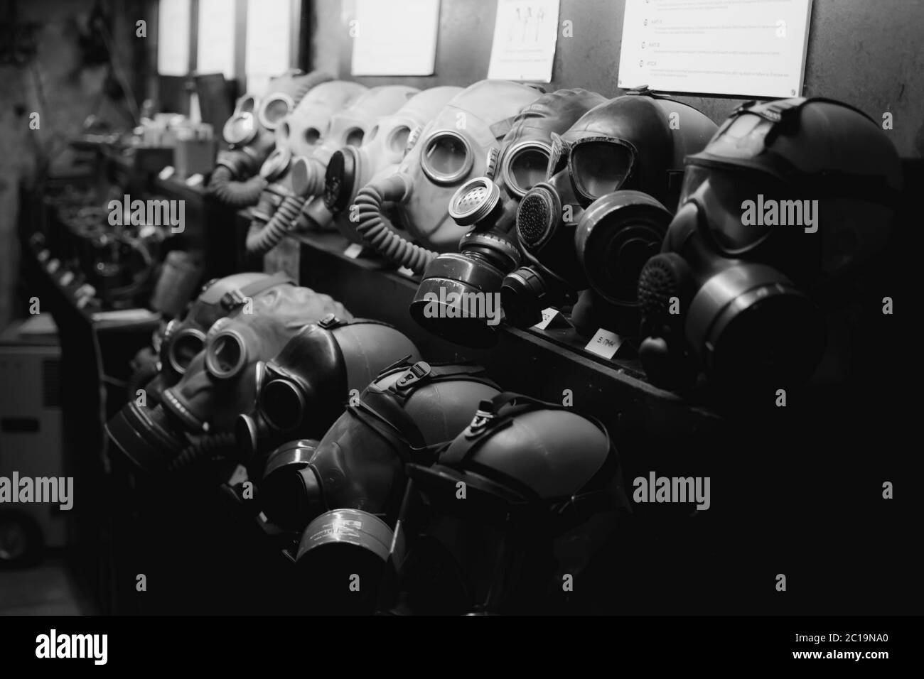 Moscou 17.11.2019. Masques à gaz rétro-soviétiques dans un ancien soute soviétique souterrain. Environnement pollution nucléaire Banque D'Images