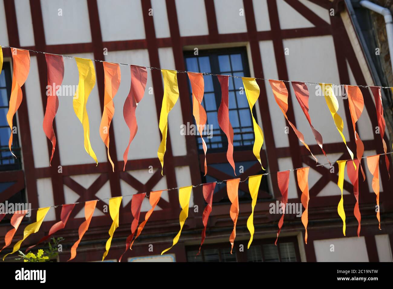 Façade d'une maison typique bretonne avec poutres en bois et banderoles à l'avant-garde Banque D'Images