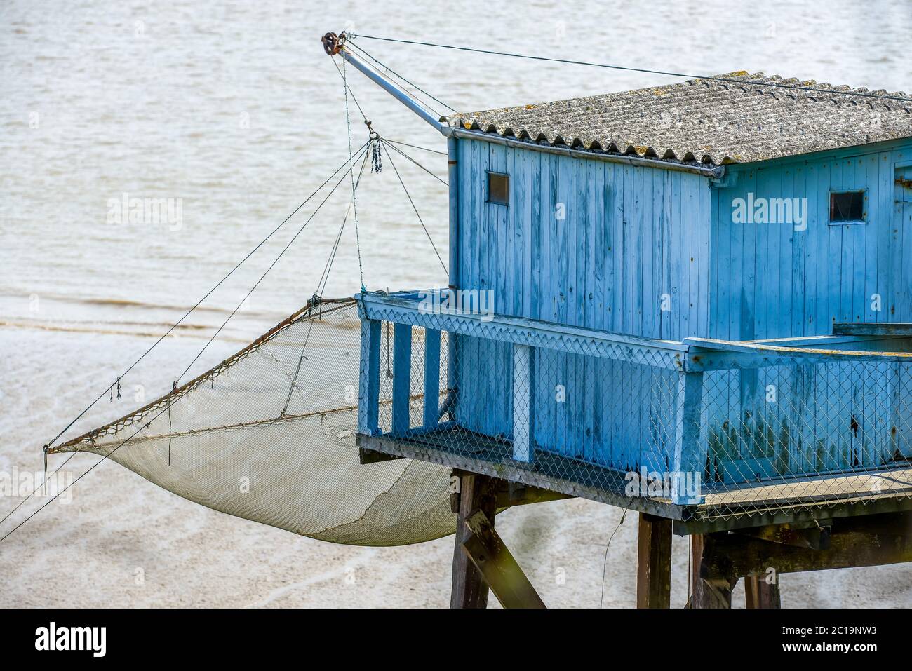 Cabine de pêche sur un quai avec un filet au-dessus du niveau de l'eau au village français de Talmon Banque D'Images