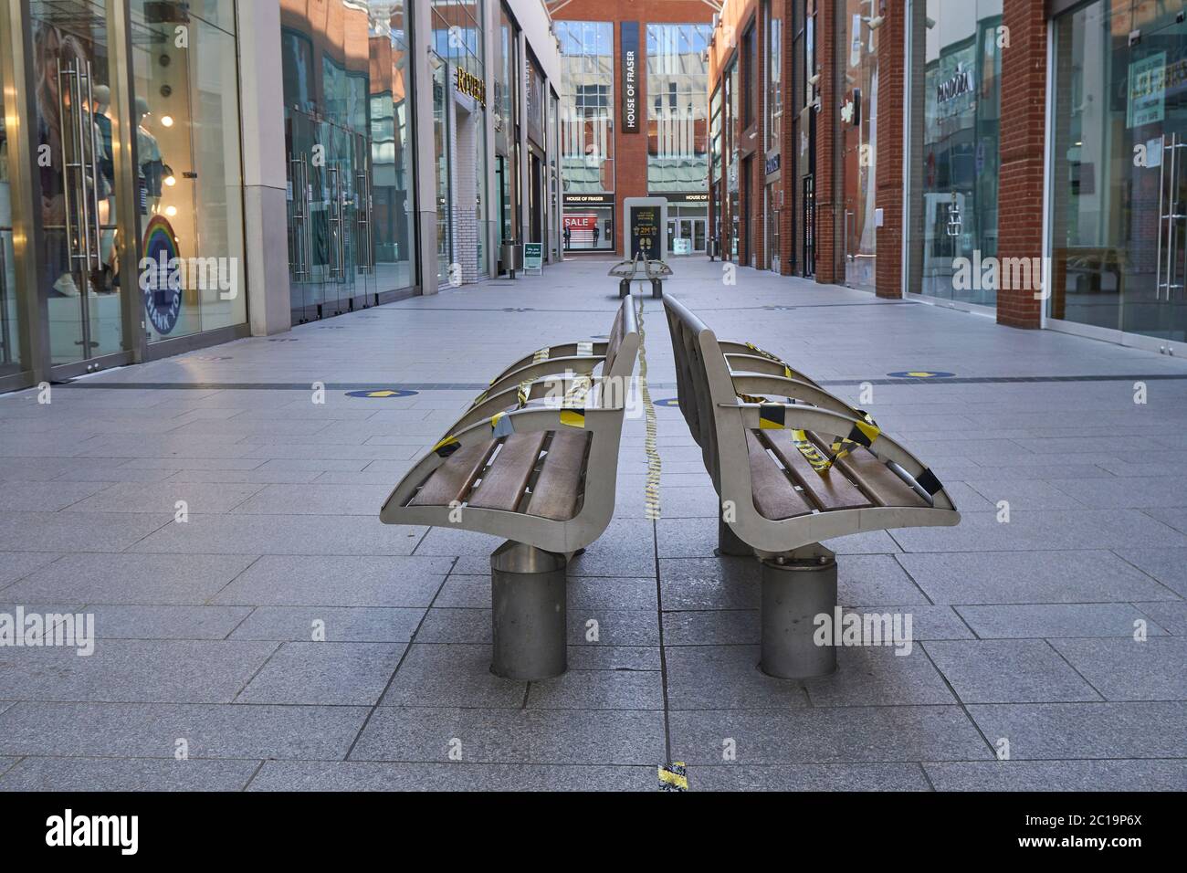 High Wycombe,Angleterre-juin 14,2020:2Tappage des sièges dans le centre commercial en vue de la réouverture des magasins après la pandémie de Covid19 Banque D'Images