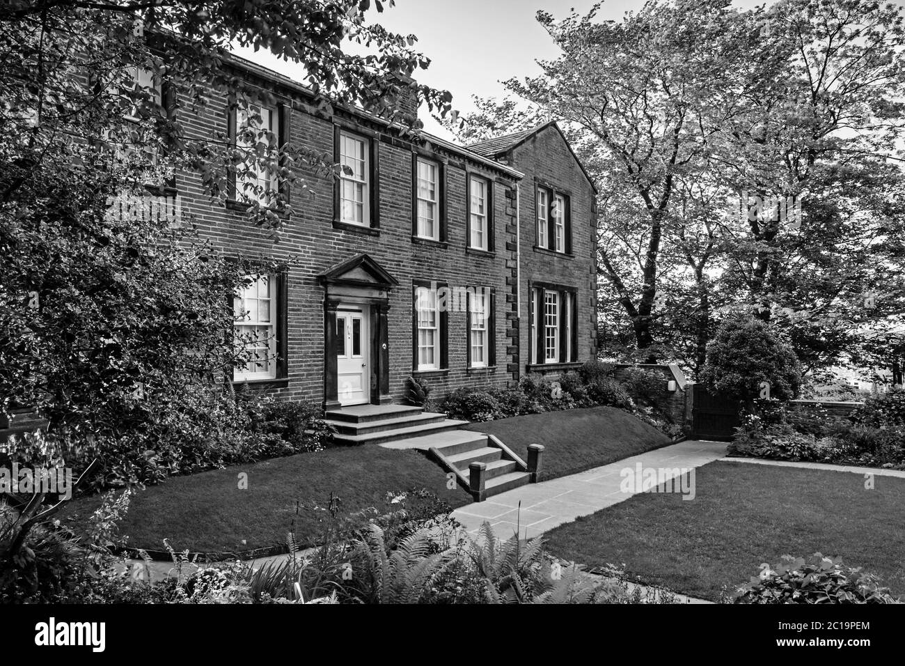 Bronte Parsonage Museum & Garden b & W - maison historique où vivait la famille Bronte (patrimoine littéraire et culturel) - Haworth, West Yorkshire, Angleterre Banque D'Images