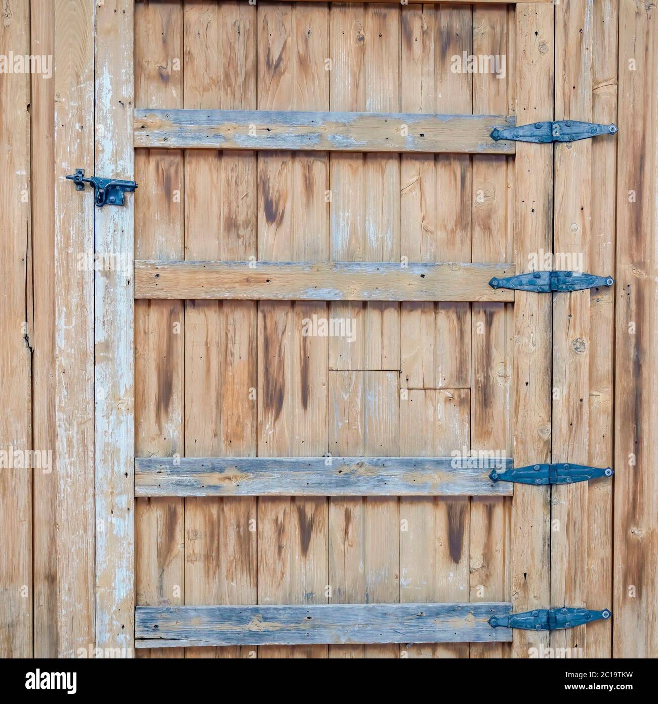 Carré gros plan d'armoire en bois avec porte à charnière et verrou à boulon  de barillet coulissant Photo Stock - Alamy