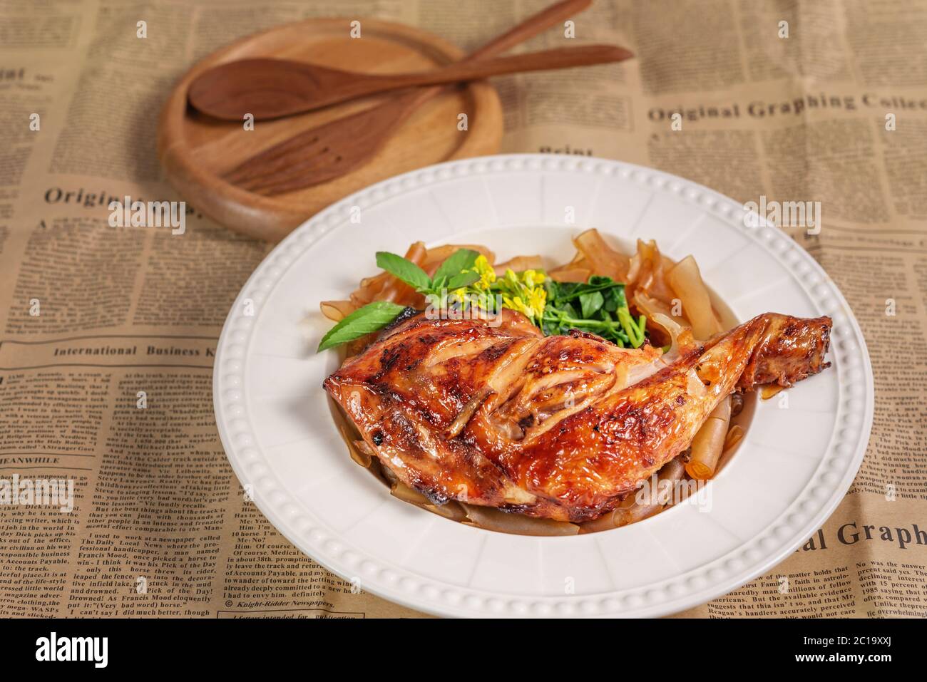 poulet grillé aux nouilles et légumes de shanghai sur un plat blanc Banque D'Images