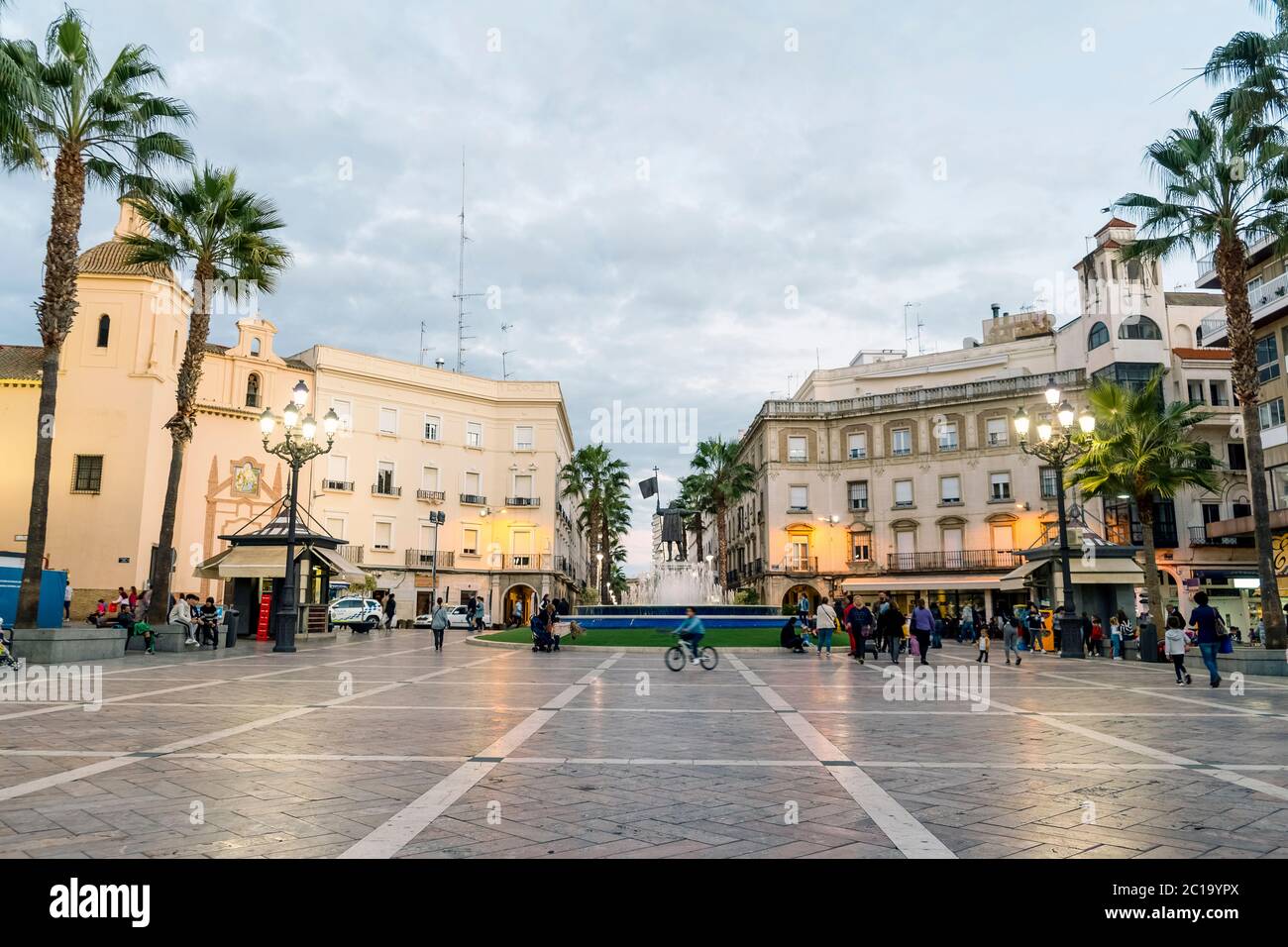 Place principale appelée Plaza de las Monjas à Huelva, Andalousie, Espagne Banque D'Images