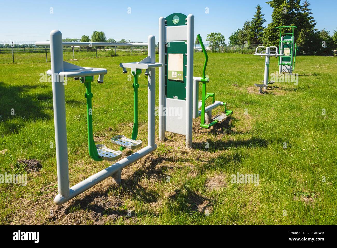 Centre de fitness extérieur, aire d'entraînement dans le parc Banque D'Images