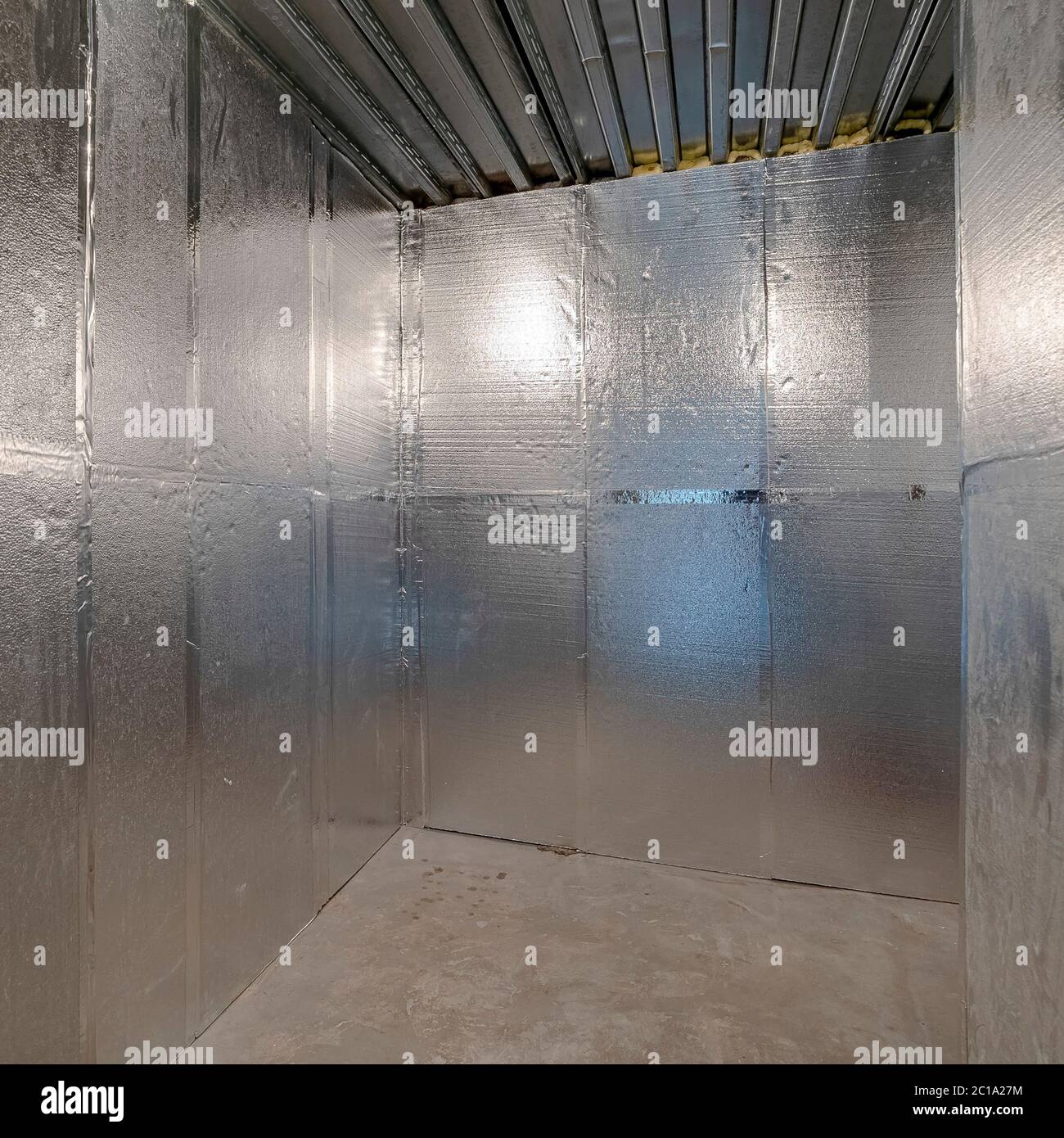 Chambre froide intérieure carrée dans une maison résidentielle Photo Stock  - Alamy