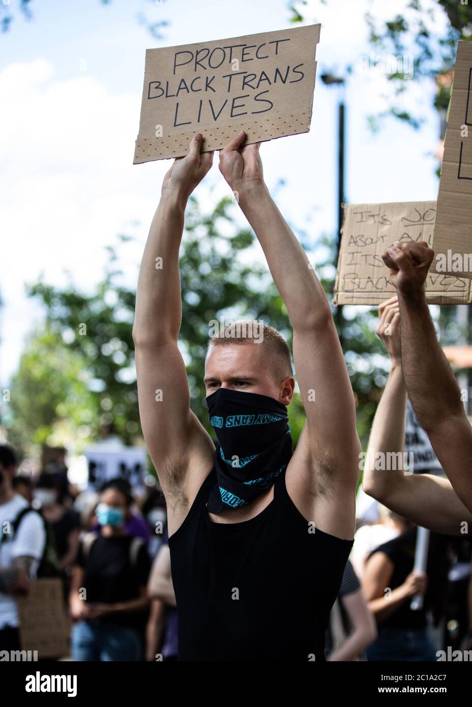 Londres, Royaume-Uni. 13 juin 2020. Un rassemblement local à Newington Green, Londres, en solidarité avec les vies noires, est important. Il s'agissait de l'une des nombreuses manifestations et rassemblements britanniques après la mort de George Floyd alors qu'il était sous la garde d'agents de police à Minneapolis aux États-Unis. Credit Carol Moir/Alay News Banque D'Images