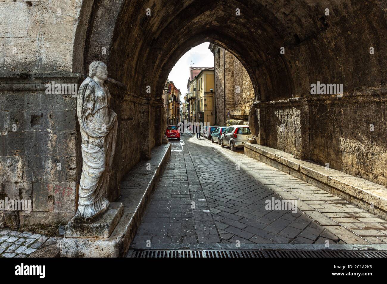 Arco San Pietro, statues de togate d'origine romaine. Isernia, région de Molise, Italie, Europe Banque D'Images
