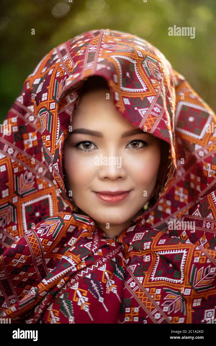 Portrait de la belle femme dans les robes asiatiques traditionnelles Banque D'Images