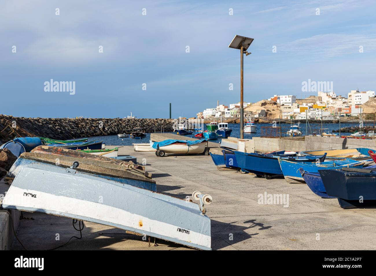 Petits bateaux auxiliaires sur quai sec à Tajao, Ténérife, îles Canaries, Espagne Banque D'Images