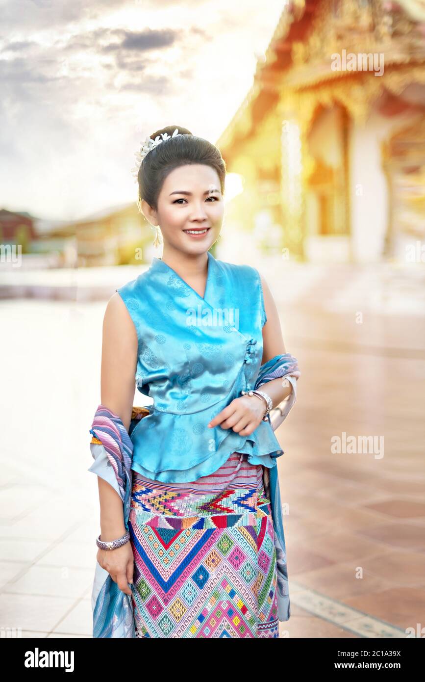 Portrait de la belle femme dans les robes asiatiques traditionnelles Banque D'Images