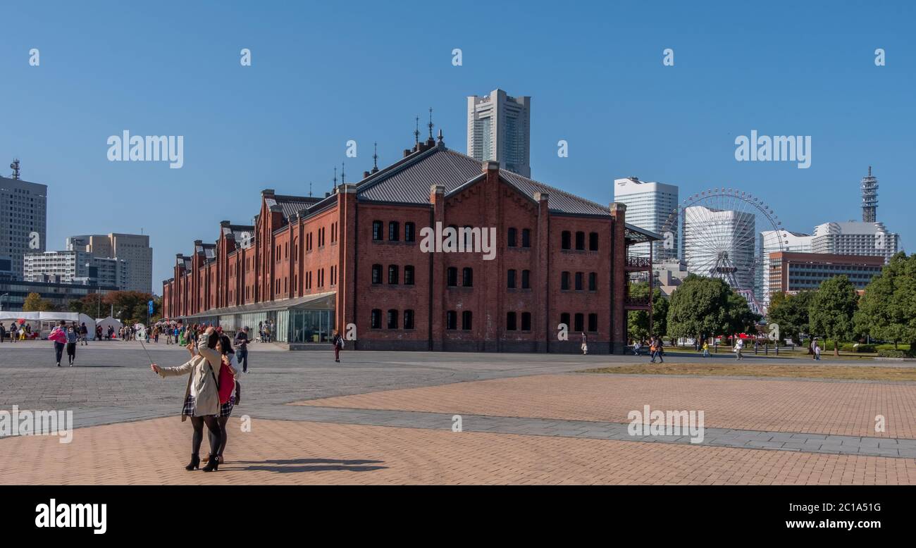 Visiteurs du bâtiment historique de Yokohama Red Brick Warehouse, Japon. Banque D'Images