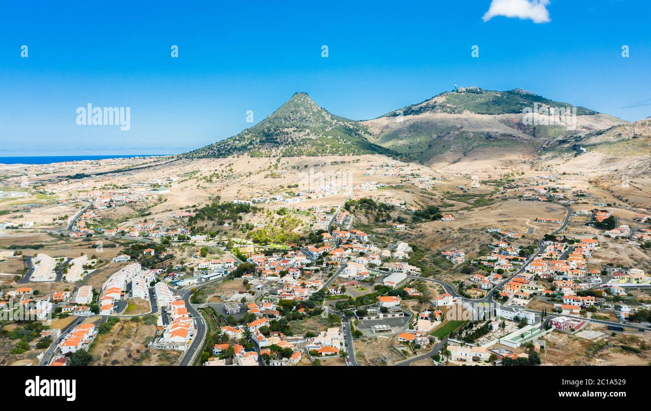 Vue aérienne de 'Vila Baleira', ville de Porto Santo, avec 'Pico Castelo' comme arrière-plan Banque D'Images