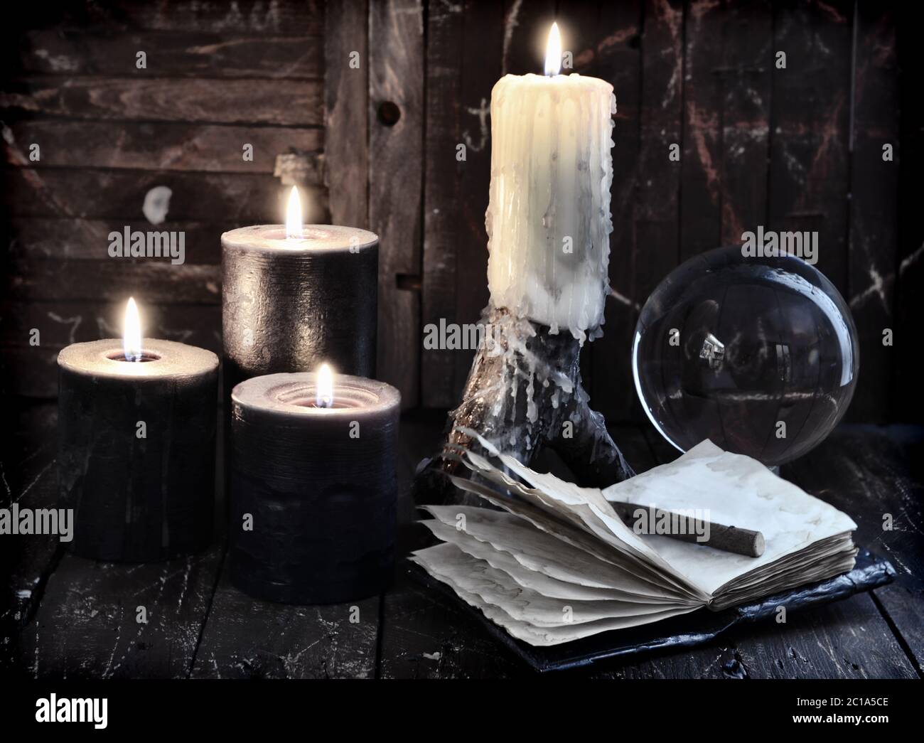Journal ouvert, bougies noires et boule de cristal. Esotérique, wicca et  occulte avec des objets magiques, le récit de fortune et le rituel de  divination, Halloween Photo Stock - Alamy