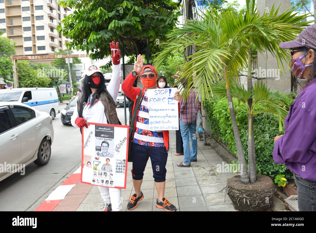 Bangkok, Thaïlande. 15 juin 2020. L'Union étudiante de Thaïlande et activiste politique ont mené des activités devant l'ambassade royale du Cambodge à Bangkok pour suivre les progrès. Wanchaloutrent Satsaksit les thaïlandais vivant au Cambodge ont été victimes de disparition forcée. L'avant de l'appartement dans le centre de Phnom Penh. (Photo de Teera Noisakran/Pacific Press) crédit: Pacific Press Agency/Alay Live News Banque D'Images