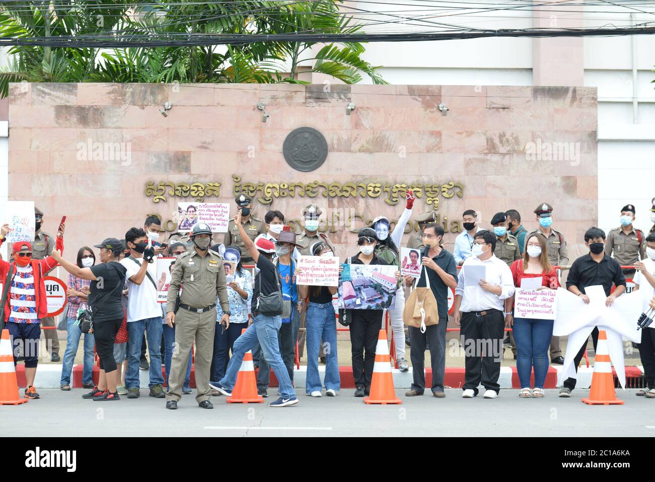 Bangkok, Thaïlande. 15 juin 2020. L'Union étudiante de Thaïlande et activiste politique ont mené des activités devant l'ambassade royale du Cambodge à Bangkok pour suivre les progrès. Wanchaloutrent Satsaksit les thaïlandais vivant au Cambodge ont été victimes de disparition forcée. L'avant de l'appartement dans le centre de Phnom Penh. (Photo de Teera Noisakran/Pacific Press) crédit: Pacific Press Agency/Alay Live News Banque D'Images