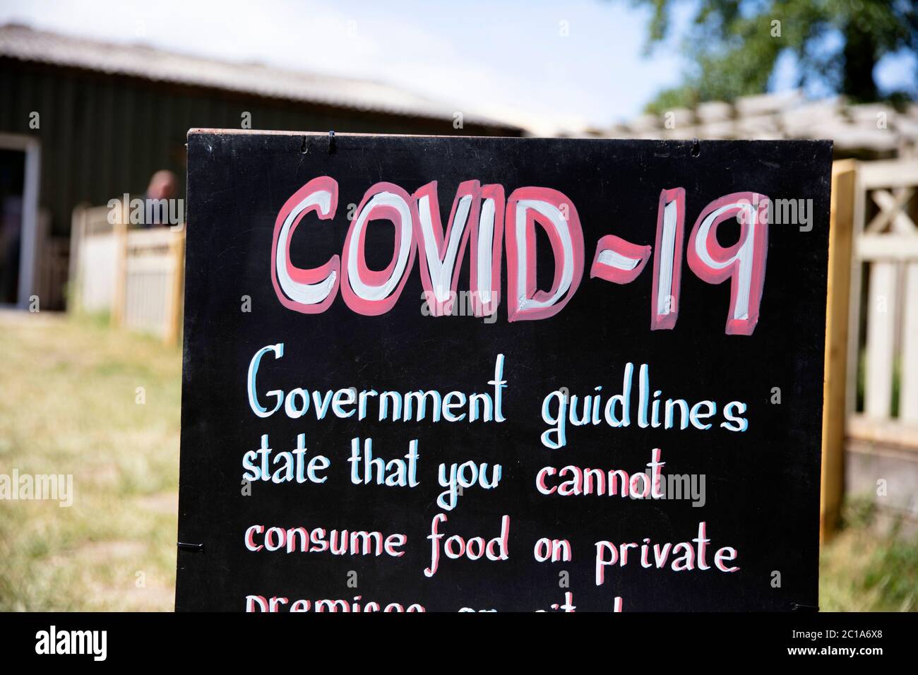 Un panneau d'avertissement sur les lignes directrices du gouvernement du coronavirus Covid-19. Banque D'Images