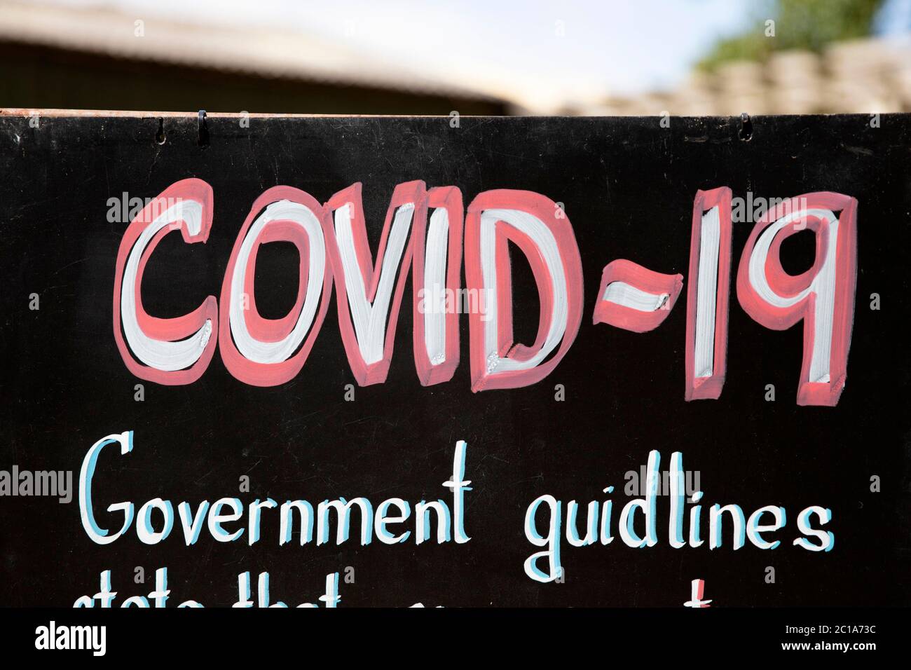 Un panneau d'avertissement sur les lignes directrices du gouvernement du coronavirus Covid-19. Banque D'Images