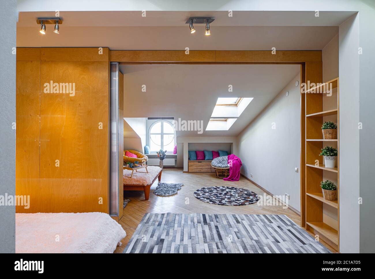 Intérieur moderne d'une chambre spacieuse avec deux lits. Appartement de luxe. Vitres de toit. Mobilier en bois. Zonage. Banque D'Images