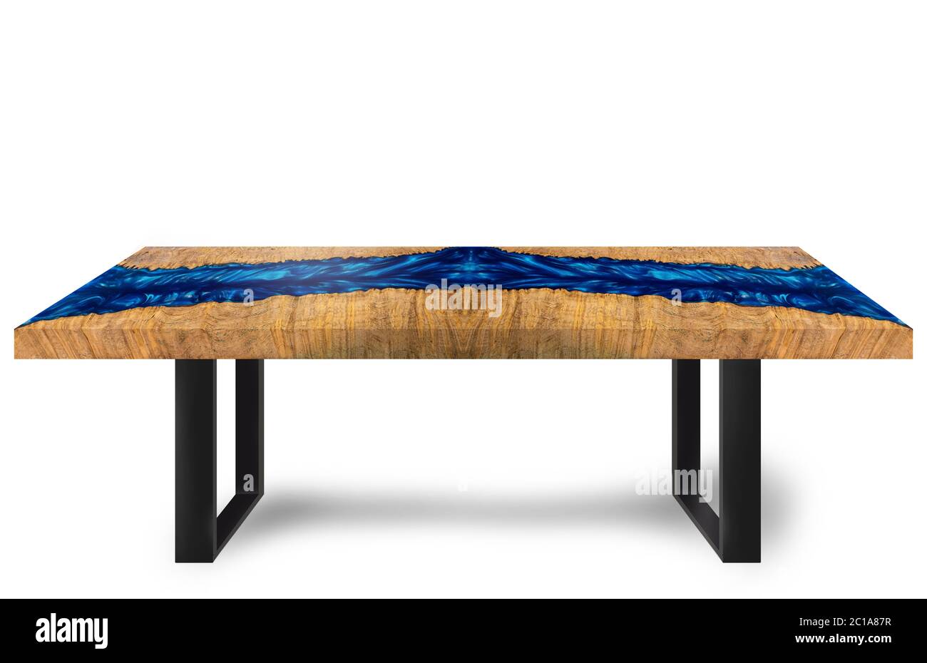 Table style moderne fait de moulage résine époxy bleu érable burnl pieds en bois en acier sur fond blanc de plancher Banque D'Images