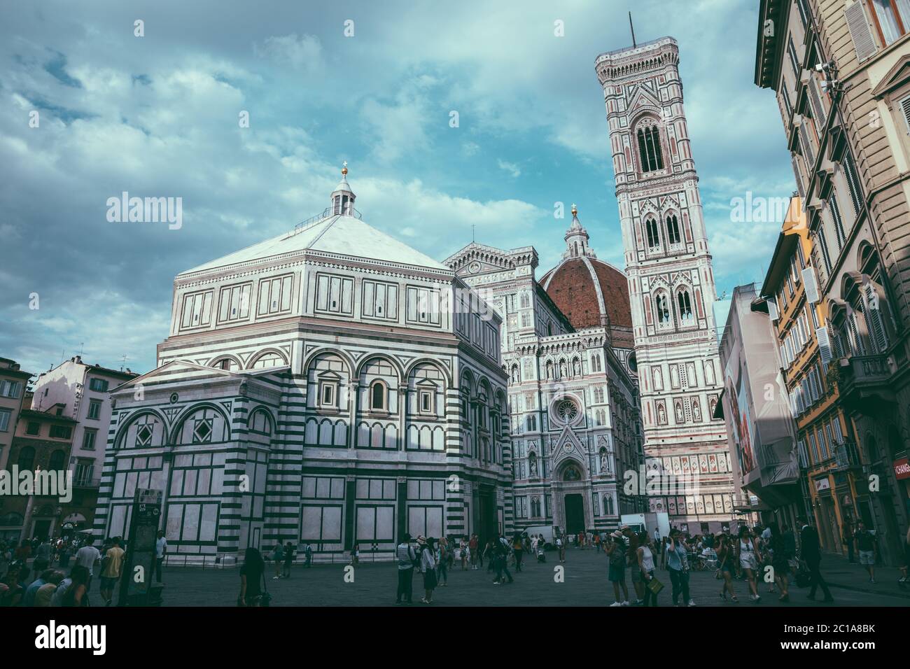 Florence, Italie - 24 juin 2018 : vue panoramique du complexe Duomo : Baptistère de Saint-Jean, Cattedrale di Santa Maria del Fiore et le campanile de Giotto Banque D'Images