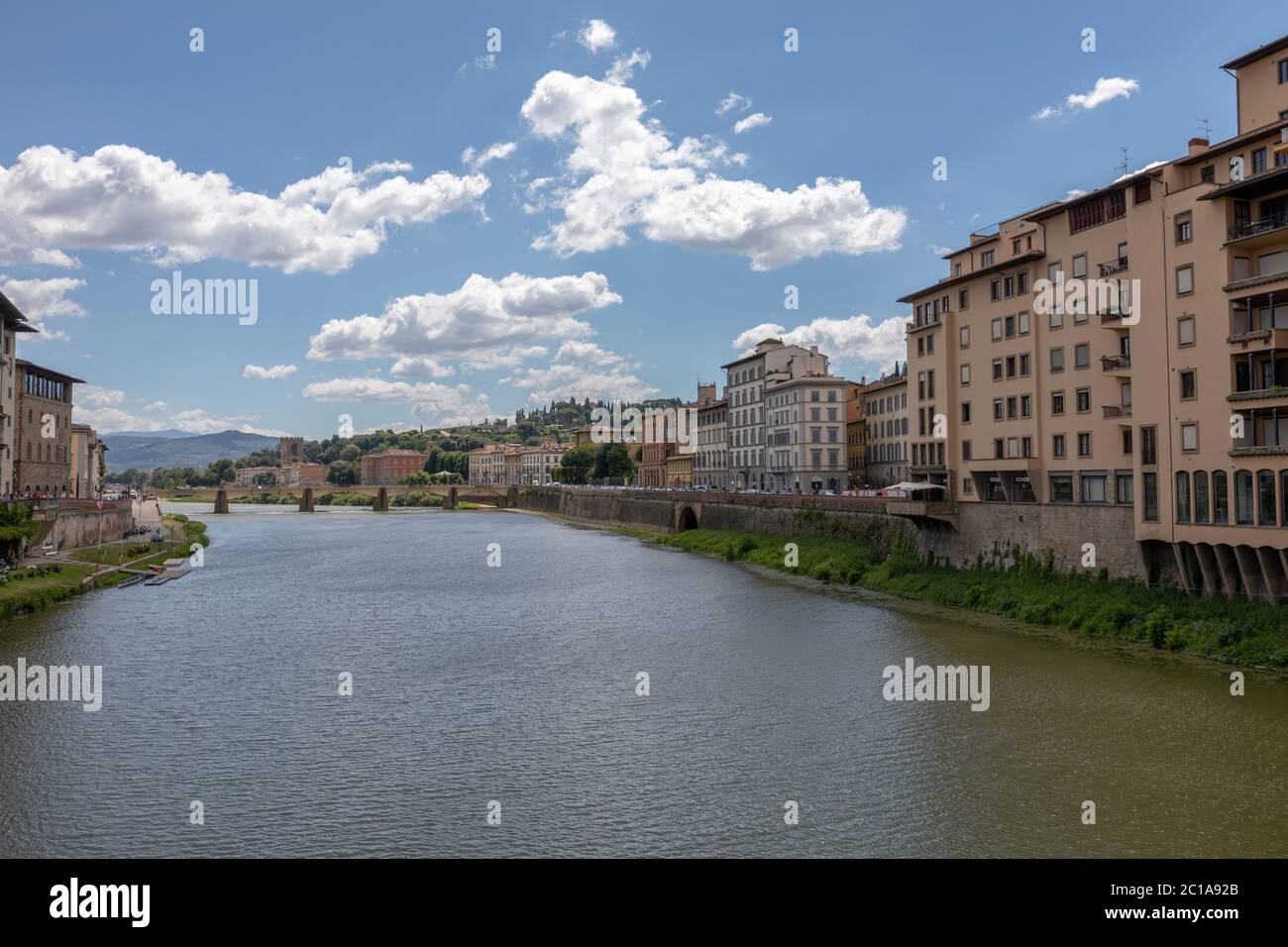 Vue panoramique sur le centre historique de la ville de Florence et l'Arno avec pont en Italie. Journée d'été et le bleu ciel. Banque D'Images