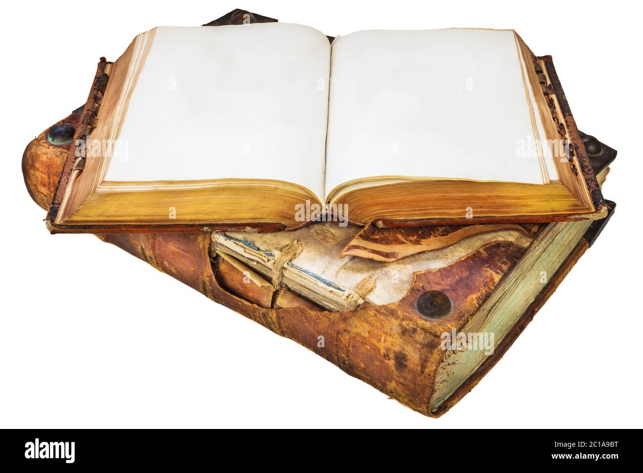 Deux livres anciens médiévaux authentiques avec espace de copie isolé sur fond blanc Banque D'Images