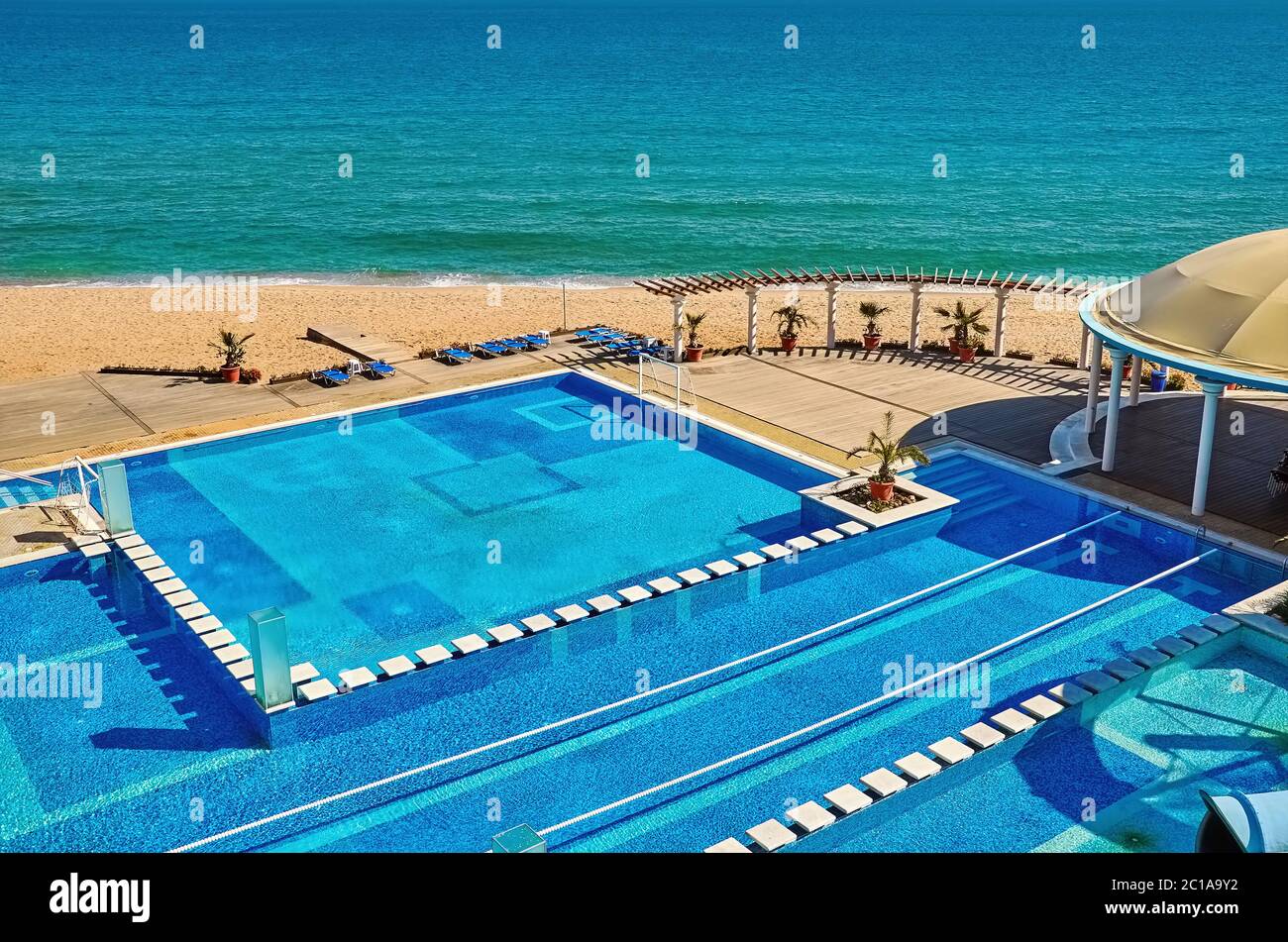 Complexe de piscines sur la rive Banque D'Images