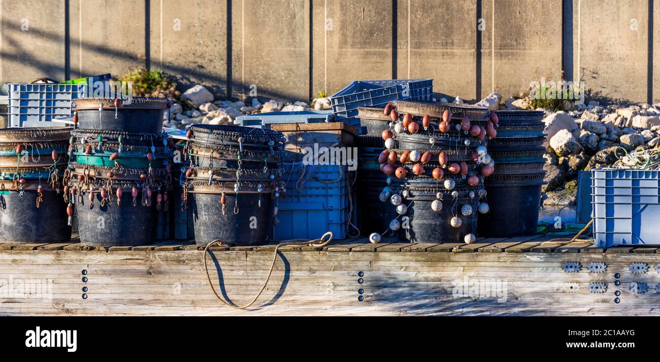 Casiers à homard sur une jetée Banque D'Images