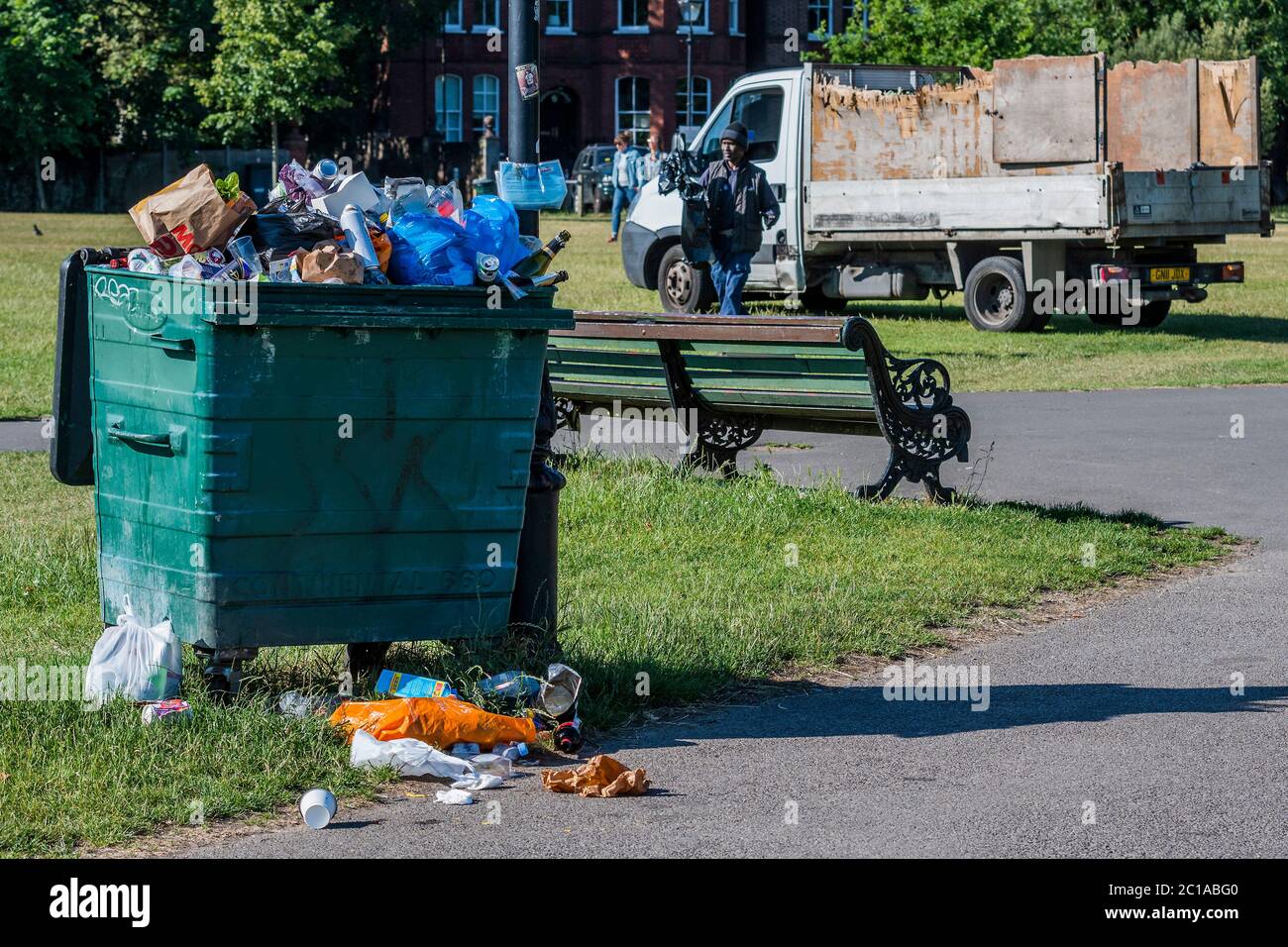Londres, Royaume-Uni. 15 juin 2020. Des poubelles débordent sur Clapham Common, après un week-end chaud et après que le gouvernement ait assoupli les restrictions et permis aux gens de se rencontrer. Le « verrouillage » facilité se poursuit pour l'épidémie de coronavirus (Covid 19) à Londres. Crédit : Guy Bell/Alay Live News Banque D'Images