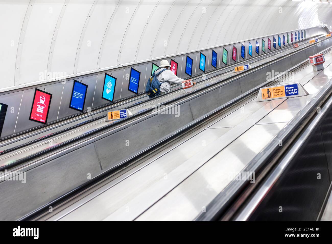 Covid 19 escalators désertés à la station de métro London Leicester Square. Londres, Angleterre Banque D'Images