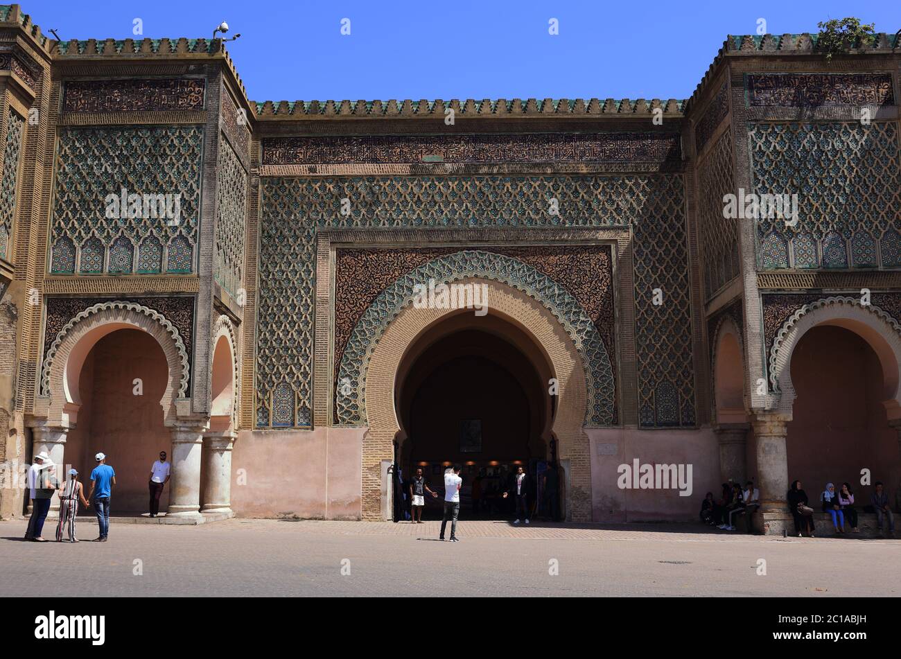 Meknes, Maroc. La porte médiévale de Bab Mansour, dans le centre historique de la ville impériale, l'un de ses plus importants monuments. Banque D'Images