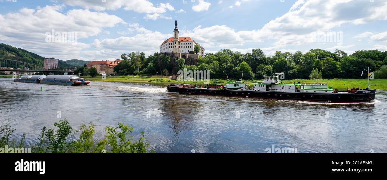 Decin, République tchèque. 15 juin 2020. Les navires de cargaison Praha (Prague) et Praha 2, à gauche, remorqués par le remorqueur Beskydy (Beskids), à droite, traversent Decin sur la rivière de la Lée depuis l'Allemagne jusqu'à Lovosice (République tchèque), avec une charge de réservoirs à bière pour la brasserie Pilsner Urquell, le 15 juin 2020. Crédit : Ondrej Hajek/CTK photo/Alay Live News Banque D'Images