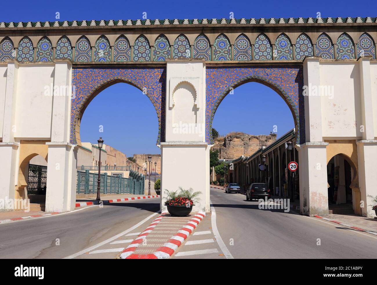 Meknes Maroc Une Magnifique Porte D Entree De Style Arabe Islamique A Double Arc Au Mausolee Moulay Ismail Dans Le Centre Historique De La Ville Imperiale Photo Stock Alamy