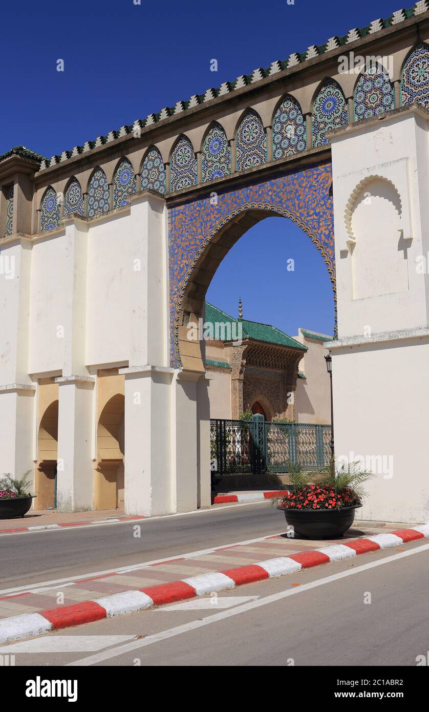 Meknes, Maroc. Une magnifique porte d'entrée de style arabe islamique à double arc au mausolée Moulay Ismail dans le centre historique de la ville impériale. Banque D'Images