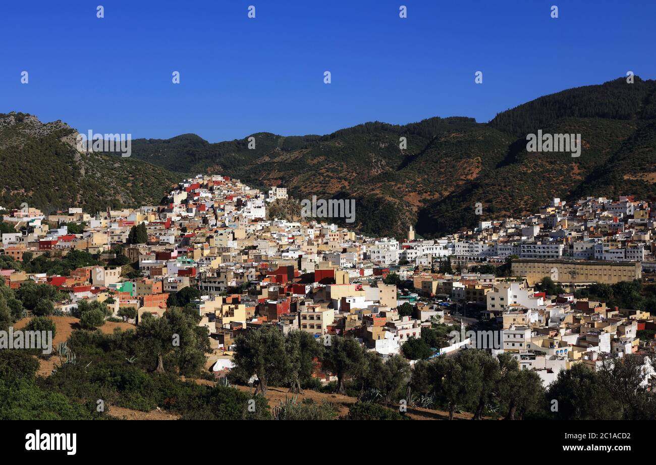 Maroc, Moulay Idriss Zerhoun, la ville surplombant Volubilis - site archéologique romain, site classé au patrimoine mondial de l'UNESCO. Banque D'Images