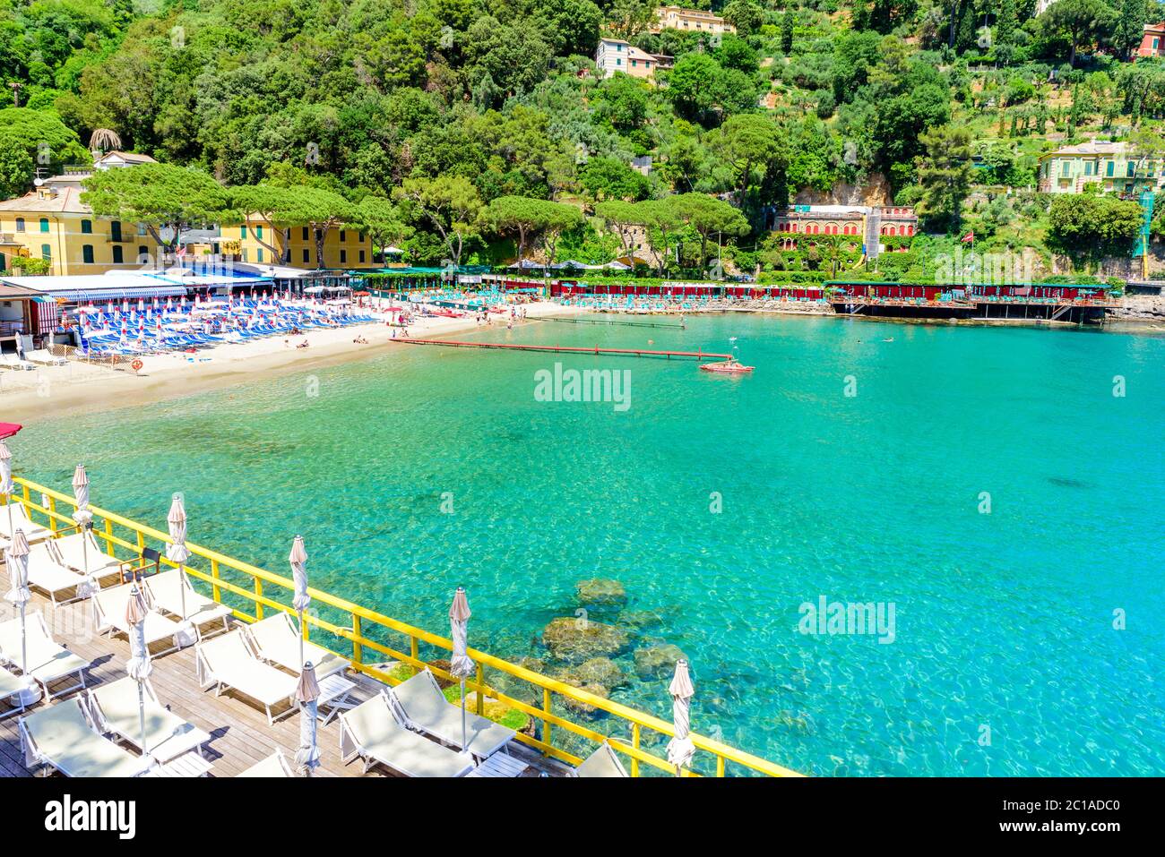 Baie de Paragi à Santa Margherita Ligure avec plage de sable blanc paradisiaque, à proximité de Portofino. Mer Méditerranée d'Italie. Banque D'Images