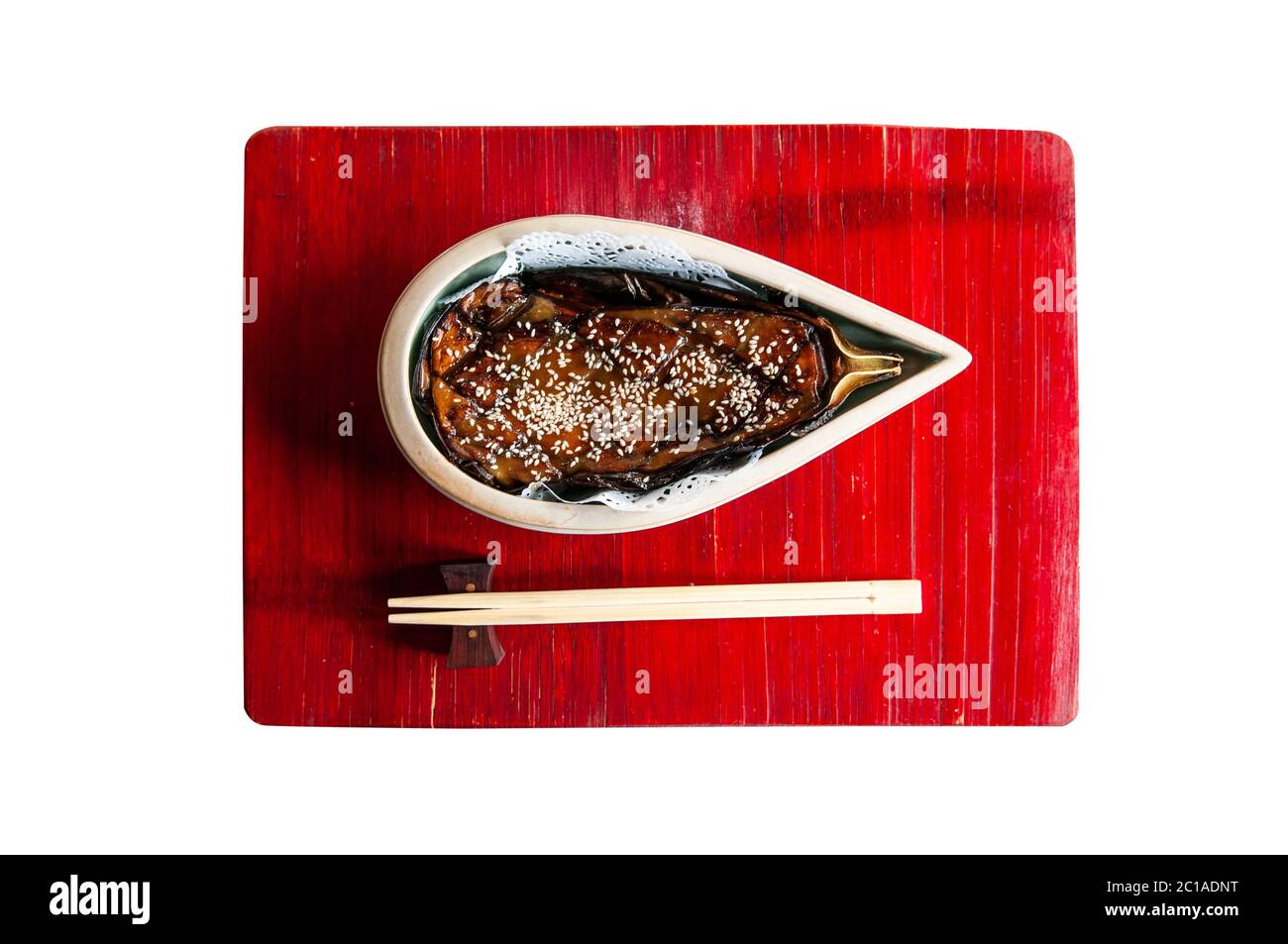 Belle recette d'aubergines grillées japonaises avec sauce miso sucrée sur plateau en bois rouge Banque D'Images