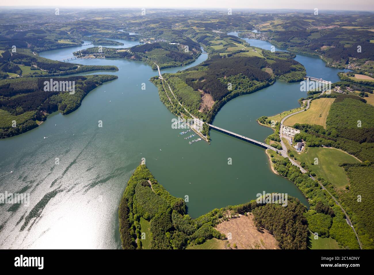 Photographie aérienne, Biggesee, barrage, Listertalsperre - barrage, Yacht-Club Lister am Biggesee, pont, Attendorn, pays aigre, Rhénanie-du-Nord-Westphalie, Allemagne, Banque D'Images