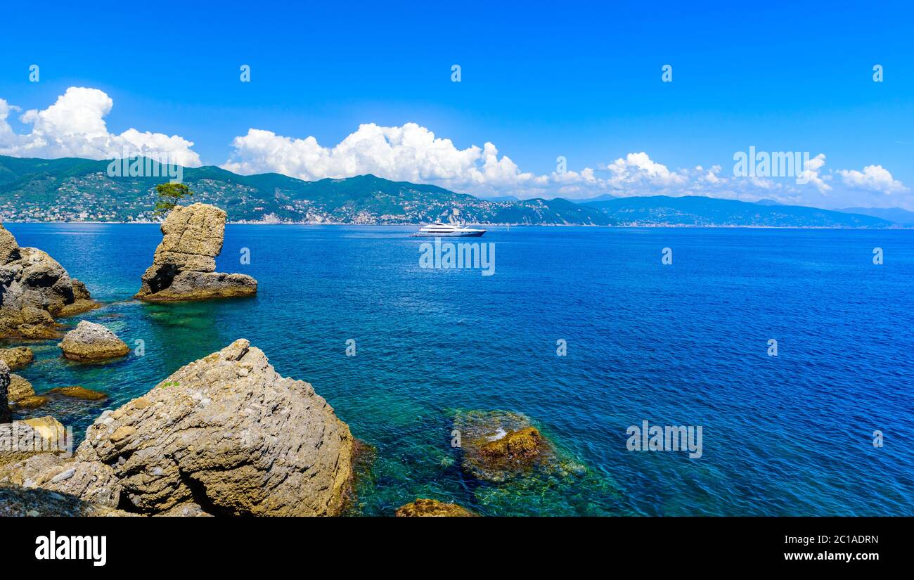 Baie de Paragi à Santa Margherita Ligure avec plage de sable blanc paradisiaque, à proximité de Portofino. Mer Méditerranée d'Italie. Banque D'Images