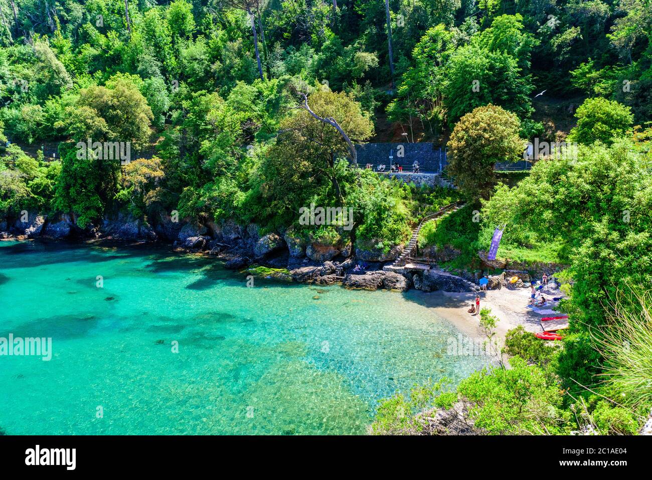 Baie de Paragi à Santa Margherita Ligure avec plage de sable blanc paradisiaque, à proximité de Portofino. Mer Méditerranée d'Italie. Banque D'Images