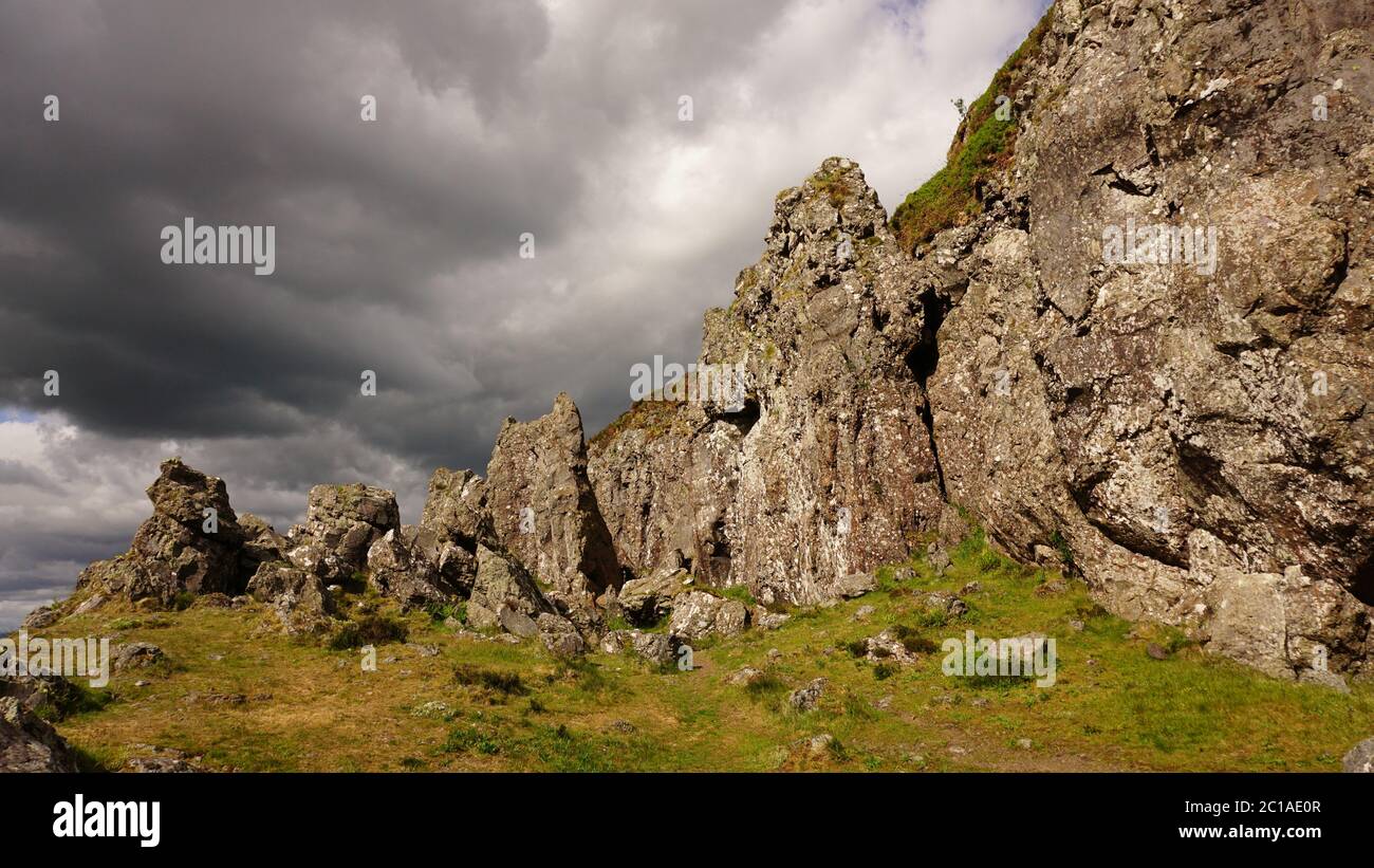 Dalle de roche en face de ciel nuageux et sombre. La Whangie dans les collines de Kilpatrick, en Écosse. Banque D'Images