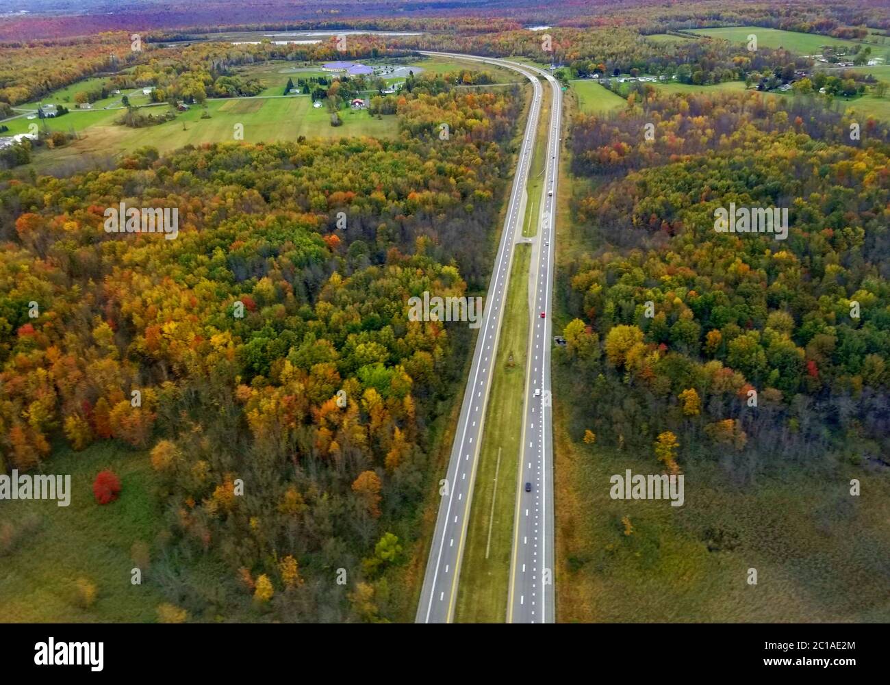 La vue aérienne de l'autoroute avec le feuillage d'automne magnifique près de Syracuse, New York, États-Unis Banque D'Images