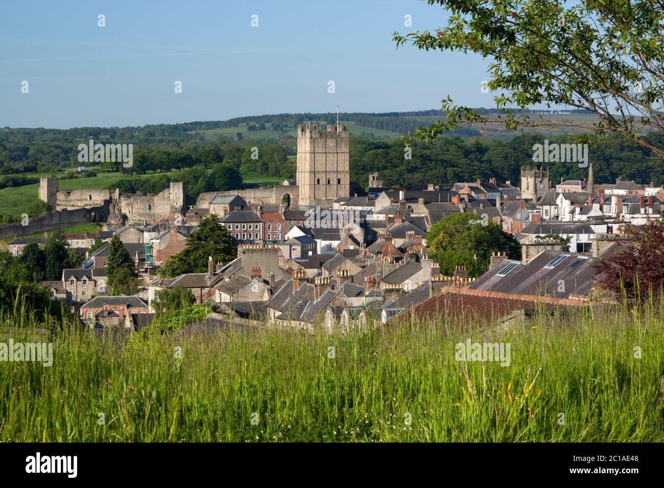 Vue sur la ville et le château de Richmond du XIe siècle, Richmond, North Yorkshire, Angleterre, Royaume-Uni, Europe Banque D'Images